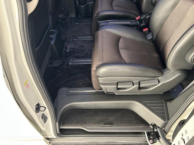 エルグランド 250ハイウェイスターSホワイトレザーアーバンクロム ニスモフルエアロ/社外ナビ/ETC/前後ドライブレコーダー/フリップダウンモニター/両側パワースライドドア/クルーズコントロール/MTモード付きAT/ハーフレザーシート/オットマン/プッシュスタート(43枚目)