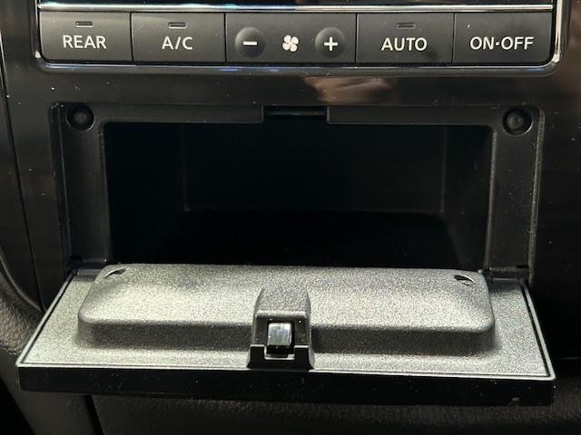 エルグランド 250ハイウェイスターSホワイトレザーアーバンクロム ニスモフルエアロ/社外ナビ/ETC/前後ドライブレコーダー/フリップダウンモニター/両側パワースライドドア/クルーズコントロール/MTモード付きAT/ハーフレザーシート/オットマン/プッシュスタート(50枚目)