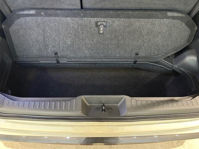 エルグランド 250ハイウェイスターSホワイトレザーアーバンクロム ニスモフルエアロ/社外ナビ/ETC/前後ドライブレコーダー/フリップダウンモニター/両側パワースライドドア/クルーズコントロール/MTモード付きAT/ハーフレザーシート/オットマン/プッシュスタート(60枚目)