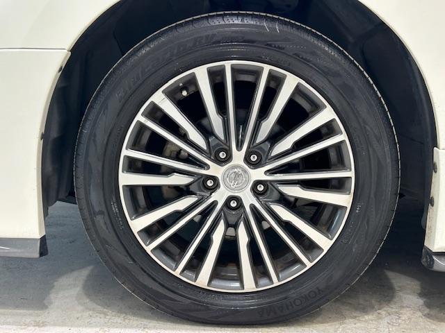 エルグランド 250ハイウェイスターSホワイトレザーアーバンクロム ニスモフルエアロ/社外ナビ/ETC/前後ドライブレコーダー/フリップダウンモニター/両側パワースライドドア/クルーズコントロール/MTモード付きAT/ハーフレザーシート/オットマン/プッシュスタート(62枚目)