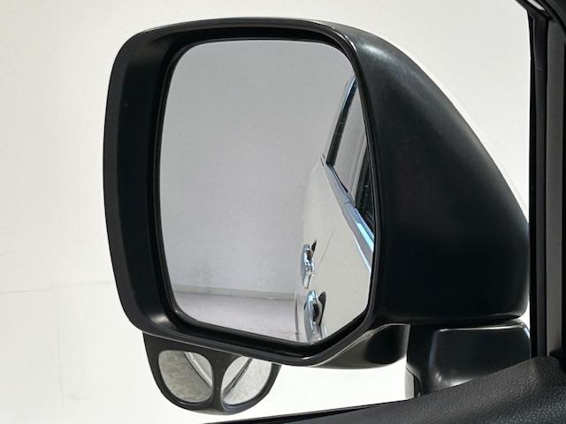 エルグランド 250ハイウェイスターSホワイトレザーアーバンクロム ニスモフルエアロ/社外ナビ/ETC/前後ドライブレコーダー/フリップダウンモニター/両側パワースライドドア/クルーズコントロール/MTモード付きAT/ハーフレザーシート/オットマン/プッシュスタート(70枚目)