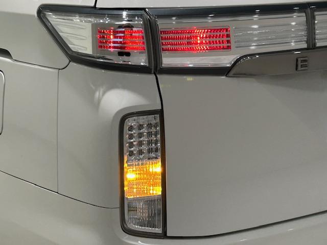 エルグランド 250ハイウェイスターSホワイトレザーアーバンクロム ニスモフルエアロ/社外ナビ/ETC/前後ドライブレコーダー/フリップダウンモニター/両側パワースライドドア/クルーズコントロール/MTモード付きAT/ハーフレザーシート/オットマン/プッシュスタート(72枚目)