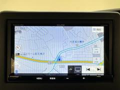 【ナビ】各種オーディオメディアをお楽しみいただけます。自分の現在地を確認できる事と目的地までのルート案内げできます。ドライバーはモニター上に映し出された地図で確認することができます。 4