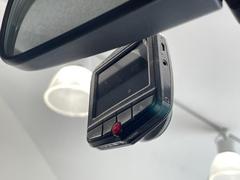 【ドライブレコーダー】事故の際、ドライブレコーダーの映像が警察や保険会社で参考資料として採用されることもあるため、いざというときの自衛手段として設置されている。 3