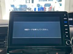 各種オーディオメディアをお楽しみいただけます。自分の現在地を確認できる事と目的地までのルート案内げできます。ドライバーはモニター上に映し出された地図で確認することができます。 4