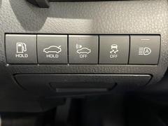 カーブを曲がるときに車が外側に膨らむアンダーステア、カーブを曲がるときに内側に巻き込むオーバーステアなどを抑える機能です。 6