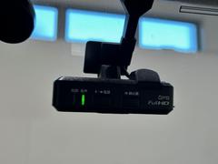 【ドライブレコーダー】事故の際、ドライブレコーダーの映像が警察や保険会社で参考資料として採用されることもあるため、いざというときの自衛手段として設置されている。 5
