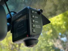 【ドライブレコーダー】事故の際、ドライブレコーダーの映像が警察や保険会社で参考資料として採用されることもあるため、いざというときの自衛手段として設置されている。 4