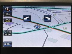 各種オーディオメディアをお楽しみいただけます。自分の現在地を確認できる事と目的地までのルート案内げできます。ドライバーはモニター上に映し出された地図で確認することができます。 4