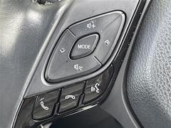 ステアリングスイッチを使うことで、「運転中電話に触れずに電話に出る」「カーオーディオを切り替える」「音量調節をする」といったハンズフリー操作を行うことができる。 7