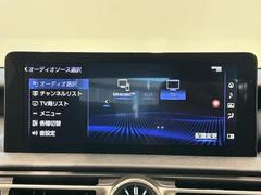 各種オーディオメディアをお楽しみいただけます。自分の現在地を確認できる事と目的地までのルート案内げできます。ドライバーはモニター上に映し出された地図で確認することができます。 7
