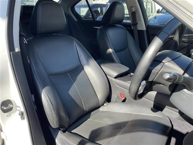 スカイライン ３５０ＧＴ　ハイブリッド　タイプＰ　ブラックレザーシート／メーカーメモリナビ／フルセグ／ＤＶＤ／ＢＴオーディオ／全方位カメラ／純正１７インチアルミホイール／レーダークルーズコントロール／ドライブレコーダー／前後クリアランスソナー（6枚目）