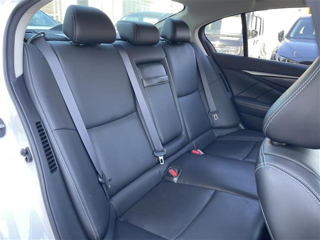 スカイライン ３５０ＧＴ　ハイブリッド　タイプＰ　ブラックレザーシート／メーカーメモリナビ／フルセグ／ＤＶＤ／ＢＴオーディオ／全方位カメラ／純正１７インチアルミホイール／レーダークルーズコントロール／ドライブレコーダー／前後クリアランスソナー（7枚目）