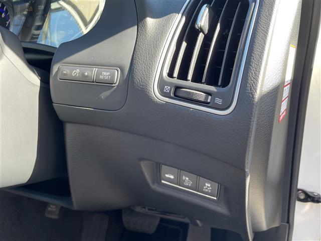 スカイライン ３５０ＧＴ　ハイブリッド　タイプＰ　ブラックレザーシート／メーカーメモリナビ／フルセグ／ＤＶＤ／ＢＴオーディオ／全方位カメラ／純正１７インチアルミホイール／レーダークルーズコントロール／ドライブレコーダー／前後クリアランスソナー（11枚目）