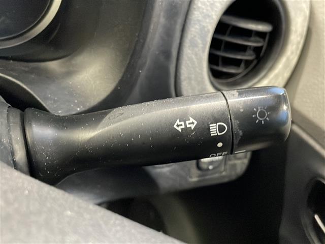 ヴィッツ Ｆ　純正ナビ（Ｂｌｕｅｔｏｏｔｈ／ＣＤ／ＳＤ／ＡＵＸ／ワンセグ）　バックカメラ　ＥＴＣ　リモコンキー　スペア鍵キー　フロアマット　ドアバイザー　電動格納ミラー　ヘッドランプレベライザー　ハロゲンヘッドライ（9枚目）