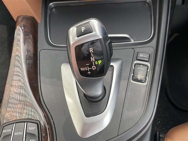 ３シリーズ ３１８ｉツーリング　ラグジュアリー　純正ナビ・Ｂｌｕｅｔｏｏｔｈ・ＣＤ／ＤＶＤ・バックモニター・ＥＴＣ・茶色レザーシート・パワーシート・シートヒーター・プッシュスタート・（16枚目）