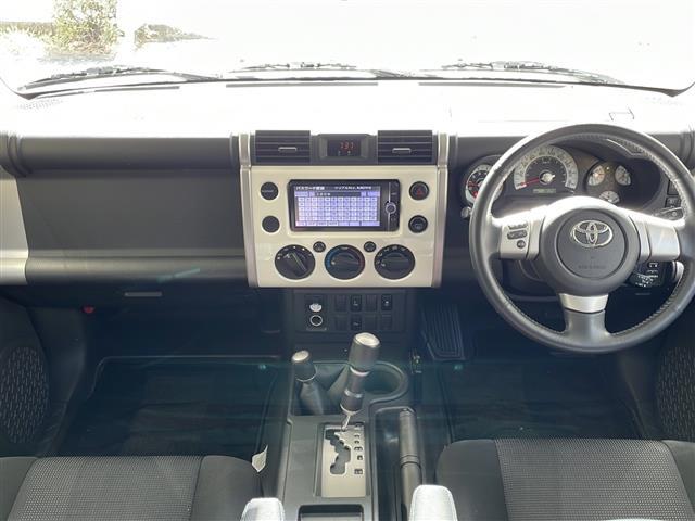 FJクルーザー カラーパッケージ 純正ナビ/フルセグTV/Bluetoothオーディオ/ETC/4WD/WEDSキーラー17インチAW/ETC/純正フロアマット/コーナーセンサー/クルコン/純正フロアマット(6枚目)