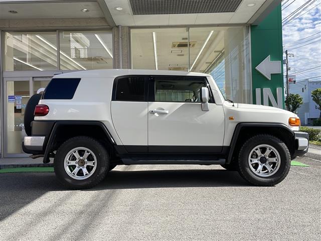 FJクルーザー カラーパッケージ 純正ナビ/フルセグTV/Bluetoothオーディオ/ETC/4WD/WEDSキーラー17インチAW/ETC/純正フロアマット/コーナーセンサー/クルコン/純正フロアマット(20枚目)