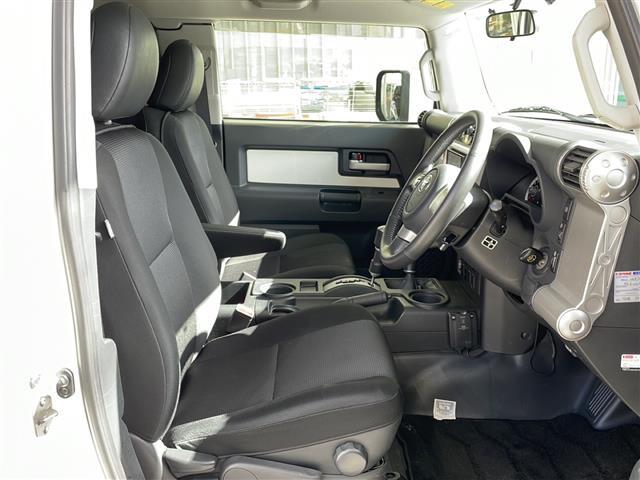 FJクルーザー カラーパッケージ 純正ナビ/フルセグTV/Bluetoothオーディオ/ETC/4WD/WEDSキーラー17インチAW/ETC/純正フロアマット/コーナーセンサー/クルコン/純正フロアマット(27枚目)