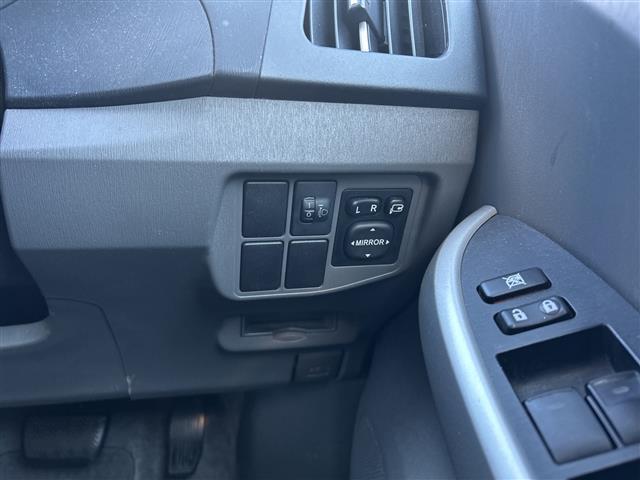 プリウス Ｌ　スマートキー　純正ＨＤＤナビ（ＮＨＺＮ－Ｗ５９Ｇ）　フルセグＴＶ　ＣＤ／ＤＶＤ再生　Ｂｌｕｅｔｏｏｔｈ　純正フロアマット　純正ドアバイザー　電格ウィンカーミラー　オートライト☆ヘッドライトレベライザー（5枚目）