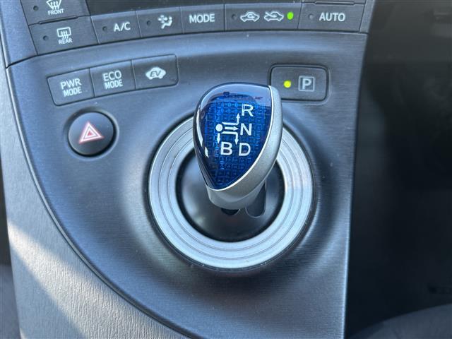 プリウス Ｌ　スマートキー　純正ＨＤＤナビ（ＮＨＺＮ－Ｗ５９Ｇ）　フルセグＴＶ　ＣＤ／ＤＶＤ再生　Ｂｌｕｅｔｏｏｔｈ　純正フロアマット　純正ドアバイザー　電格ウィンカーミラー　オートライト☆ヘッドライトレベライザー（8枚目）