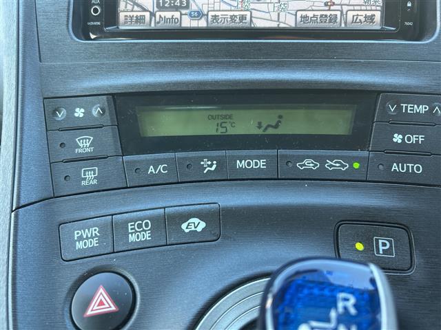 プリウス Ｌ　スマートキー　純正ＨＤＤナビ（ＮＨＺＮ－Ｗ５９Ｇ）　フルセグＴＶ　ＣＤ／ＤＶＤ再生　Ｂｌｕｅｔｏｏｔｈ　純正フロアマット　純正ドアバイザー　電格ウィンカーミラー　オートライト☆ヘッドライトレベライザー（11枚目）