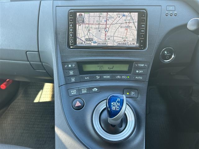 プリウス Ｌ　スマートキー　純正ＨＤＤナビ（ＮＨＺＮ－Ｗ５９Ｇ）　フルセグＴＶ　ＣＤ／ＤＶＤ再生　Ｂｌｕｅｔｏｏｔｈ　純正フロアマット　純正ドアバイザー　電格ウィンカーミラー　オートライト☆ヘッドライトレベライザー（12枚目）