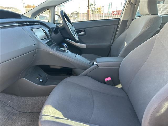 プリウス Ｌ　スマートキー　純正ＨＤＤナビ（ＮＨＺＮ－Ｗ５９Ｇ）　フルセグＴＶ　ＣＤ／ＤＶＤ再生　Ｂｌｕｅｔｏｏｔｈ　純正フロアマット　純正ドアバイザー　電格ウィンカーミラー　オートライト☆ヘッドライトレベライザー（17枚目）