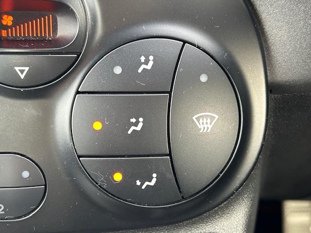 アバルト５９５ コンペティツィオーネ　☆ワンオーナー☆ハーフレザーシート☆社外メモリーナビ（ＣＮ－Ｒ３００Ｄ）☆ＤＶＤ／ＭＳＶ／ＢＴ／フルセグＴＶ☆ＡＵＸ／ＵＳＢ接続☆バックカメラ☆純正ＥＴＣ☆リモコンキー☆バックソナー☆メッキミラー（10枚目）