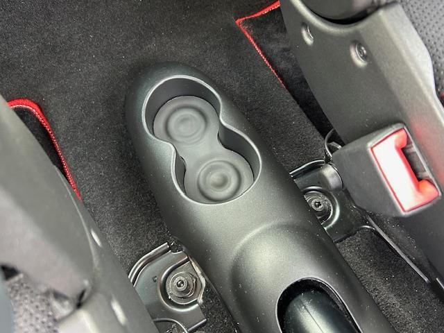 アバルト５９５ コンペティツィオーネ　☆ワンオーナー☆ハーフレザーシート☆社外メモリーナビ（ＣＮ－Ｒ３００Ｄ）☆ＤＶＤ／ＭＳＶ／ＢＴ／フルセグＴＶ☆ＡＵＸ／ＵＳＢ接続☆バックカメラ☆純正ＥＴＣ☆リモコンキー☆バックソナー☆メッキミラー（18枚目）