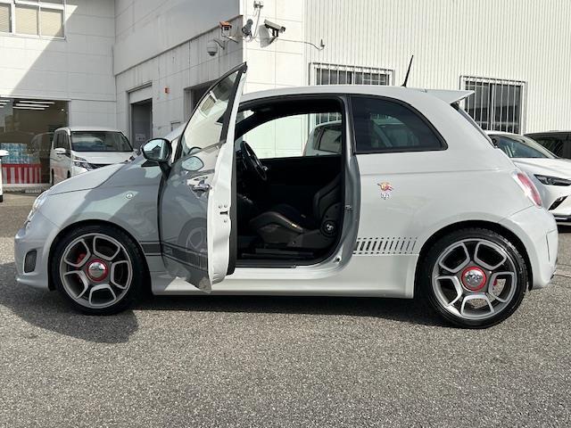 アバルト５９５ コンペティツィオーネ　☆ワンオーナー☆ハーフレザーシート☆社外メモリーナビ（ＣＮ－Ｒ３００Ｄ）☆ＤＶＤ／ＭＳＶ／ＢＴ／フルセグＴＶ☆ＡＵＸ／ＵＳＢ接続☆バックカメラ☆純正ＥＴＣ☆リモコンキー☆バックソナー☆メッキミラー（39枚目）