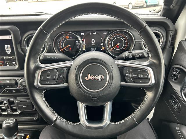 ジープ・ラングラーアンリミテッド サハラ　☆ワンオーナー☆４ＷＤ☆レザーシート☆ＦＲカメラ☆ステップ☆スマートキー×２☆メーカーオプションナビ☆ＵＳＢ／ＡＵＸ☆ＥＴＣ２．０☆前席シートヒーター☆プッシュスタート☆ＬＥＤヘッドライト（2枚目）