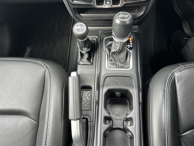 ジープ・ラングラーアンリミテッド サハラ　☆ワンオーナー☆４ＷＤ☆レザーシート☆ＦＲカメラ☆ステップ☆スマートキー×２☆メーカーオプションナビ☆ＵＳＢ／ＡＵＸ☆ＥＴＣ２．０☆前席シートヒーター☆プッシュスタート☆ＬＥＤヘッドライト（10枚目）