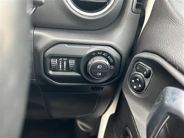 ジープ・ラングラーアンリミテッド サハラ　☆ワンオーナー☆４ＷＤ☆レザーシート☆ＦＲカメラ☆ステップ☆スマートキー×２☆メーカーオプションナビ☆ＵＳＢ／ＡＵＸ☆ＥＴＣ２．０☆前席シートヒーター☆プッシュスタート☆ＬＥＤヘッドライト（11枚目）