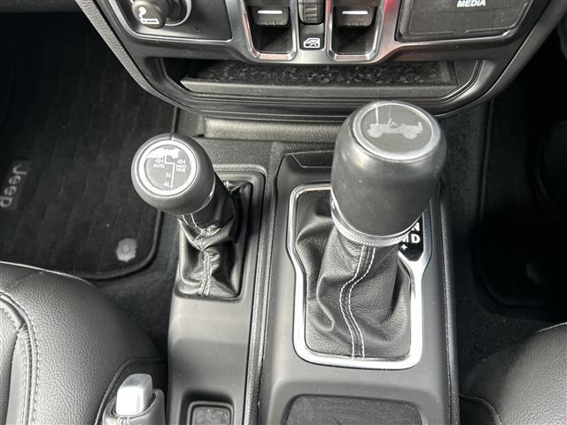 ジープ・ラングラーアンリミテッド サハラ　☆ワンオーナー☆４ＷＤ☆レザーシート☆ＦＲカメラ☆ステップ☆スマートキー×２☆メーカーオプションナビ☆ＵＳＢ／ＡＵＸ☆ＥＴＣ２．０☆前席シートヒーター☆プッシュスタート☆ＬＥＤヘッドライト（12枚目）