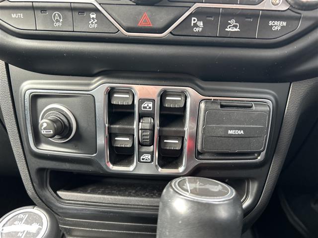 ジープ・ラングラーアンリミテッド サハラ　☆ワンオーナー☆４ＷＤ☆レザーシート☆ＦＲカメラ☆ステップ☆スマートキー×２☆メーカーオプションナビ☆ＵＳＢ／ＡＵＸ☆ＥＴＣ２．０☆前席シートヒーター☆プッシュスタート☆ＬＥＤヘッドライト（13枚目）