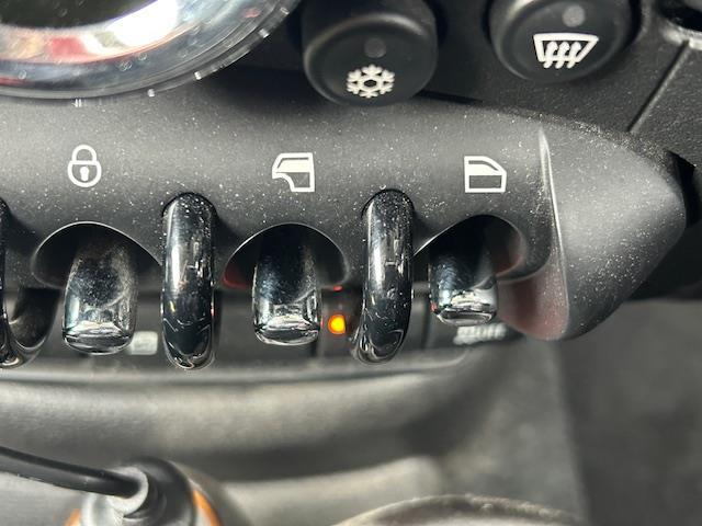 ＭＩＮＩ クーパーＳ　クロスオーバー　☆ワンオーナー☆純正メモリーナビ（ＮＲ－ＭＺ８０ＰＲＥＭＩ）☆ＤＶＤ／ＭＳＶ／ＳＤ／フルセグＴＶ／ＵＳＢ／ＡＵＸ☆前席ＲＥＣＡＲＯシート☆ＢＢＳ製１８インチホイール☆純正フルエアロ☆キーレスエントリー（12枚目）