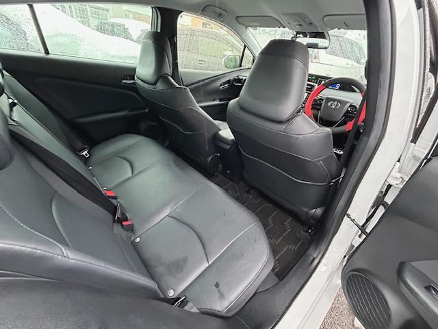 プリウス Ｓツーリングセレクション・ブラックエディション　☆４ＷＤ☆レザーシート☆スマートキー×２☆メーカオプションナビ☆ＵＳＢ・ＢＴ接続☆バックカメラ☆ビルトインＥＴＣ２．０☆前席シートヒーター☆リモコンエンジンスターター☆プッシュスターター（32枚目）