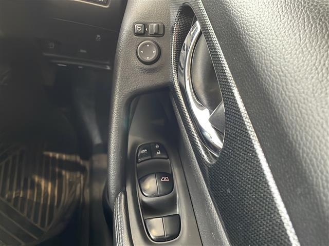 エクストレイル ２０Ｘ　社外ナビ　ＣＮ－Ｒ３００ＷＤ　フルセグテレビ　ＣＤ　ＤＶＤ　ＳＤ　ＢＴ　ＵＳＢ　ラジオ　前席シートヒーター　４ＷＤｌｏｃｋ切替機能　ヒルディセントコントロール　アイドリングストップ（18枚目）