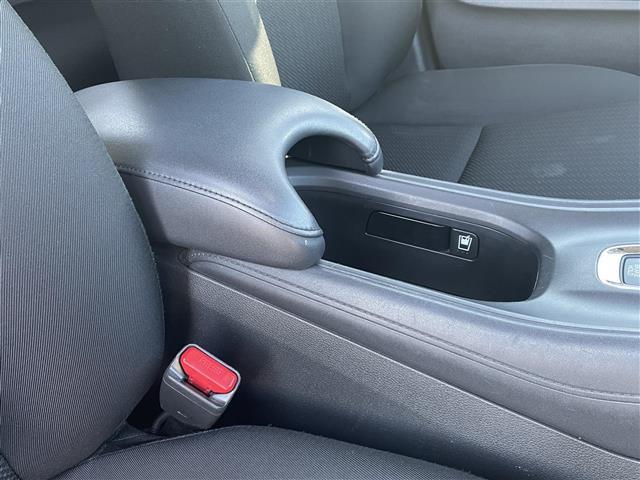 ヴェゼル Ｘ・ホンダセンシング　純正インターナビ　ＣＤ　ＤＶＤ　ＨＤＭＩ　ＢＴ　ＵＳＢ　ワンセグＴＶ　バックカメラ　ビルトインＥＴＣ　ステアリングスイッチ　アイドリングストップ　ＬＥＤヘッドライト　フォグライト　純正１６インチＡＷ（8枚目）