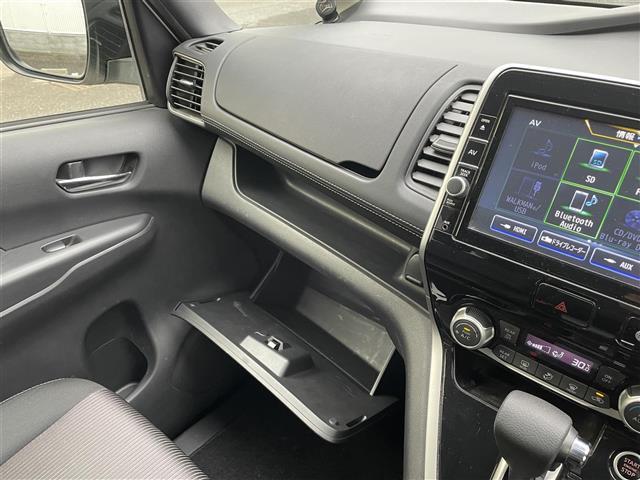 セレナ ハイウェイスター ワンオーナー プロパイロット インテリジェントパーキングアシスト 純正9型ナビ 純正フリップダウンモニター 純正ドライブレコーダー アラウンドビューモニター 両側パワースライドドア(18枚目)