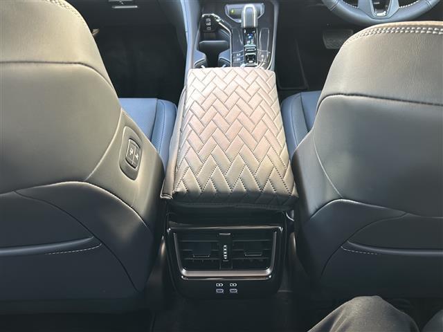 クラウンスポーツ Z ワンオーナー/メーカーオプションナビ/ブラインドスポットモニター/デジタルインナーミラー/フルモデリスタエアロ/メモリーシート/ベンチレーション/AC100W/ステアリングヒーター/置くだけ充電(20枚目)