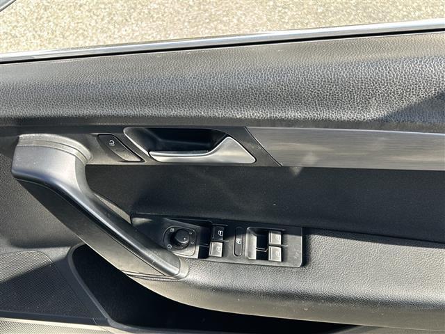 パサートヴァリアント TSIコンフォートラインブルーモーションテクノロジー 純正7インチメモリナビ/バックカメラ/ETC/フルセグTV/クルーズコントロール/アイドリングストップ/オートライト/フォグランプ/電動パーキングブレーキ/オートホールド/スマートキー/スペアキー×1(21枚目)