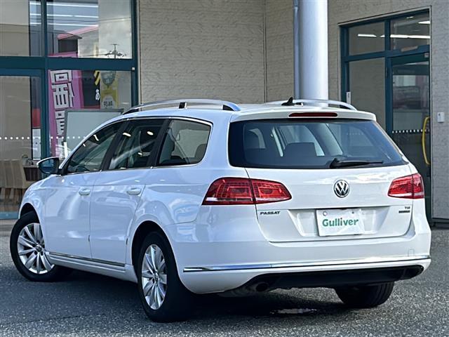 パサートヴァリアント TSIコンフォートラインブルーモーションテクノロジー 純正7インチメモリナビ/バックカメラ/ETC/フルセグTV/クルーズコントロール/アイドリングストップ/オートライト/フォグランプ/電動パーキングブレーキ/オートホールド/スマートキー/スペアキー×1(32枚目)