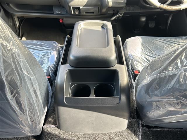 ハイエースバン スーパーＧＬ　ダーク　プライムＩＩ　ワンオーナー／純正デジタルインナーミラー／バックカメラ／トヨタセーフティー／プリクラッシュセーフティー／レーンディパーチャーアラート／クリアランスソナー／パーキングサポートブレーキ／スペアキー×１（19枚目）