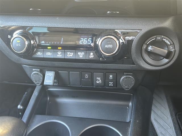 ハイラックス Ｚ　禁煙／純正ナビ／ＧＲフロントエアロ／ＧＲサイドステップ／社外ドライブレコーダー／前後クリアランスソナー／追従機能付きクルーズコントロール／レーンキープアシスト／ＥＴＣ／純正１７インチＡＷ／スペアキー（7枚目）