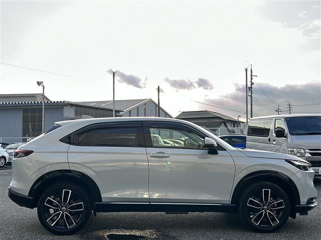 ヴェゼル e:HEV Z ワンオナ/禁煙/純正ナビ/ドラレコ/ETC/バックカメラ/シートヒーター/レーンキープアシスト/クルーズコントロール/プリクラッシュ/パワーバックドア/置くだけ充電/純正フロアマット/純正AW(5枚目)