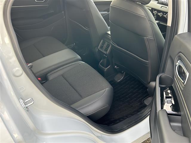 ヴェゼル e:HEV Z ワンオナ/禁煙/純正ナビ/ドラレコ/ETC/バックカメラ/シートヒーター/レーンキープアシスト/クルーズコントロール/プリクラッシュ/パワーバックドア/置くだけ充電/純正フロアマット/純正AW(34枚目)