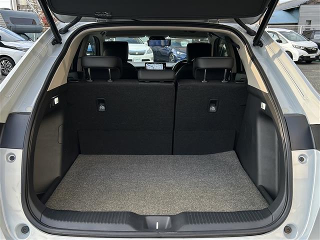 ヴェゼル e:HEV Z ワンオナ/禁煙/純正ナビ/ドラレコ/ETC/バックカメラ/シートヒーター/レーンキープアシスト/クルーズコントロール/プリクラッシュ/パワーバックドア/置くだけ充電/純正フロアマット/純正AW(35枚目)