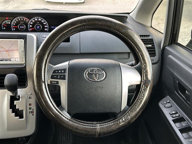 ヴォクシー Ｘ　Ｌエディション　純正７インチナビ／ワンオーナー／ビルトインＥＴＣ／Ｂｌｕｅｔｏｏｔｈ接続／バックカメラ／片側パワースライドドア／純正フロアマット／オートライト／ドアバイザー／ウインカーミラー／シートカバー／スマートキ（14枚目）